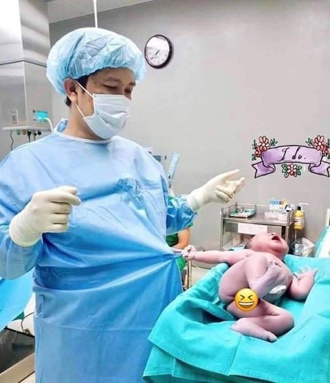 Hình ảnh bé sơ sinh bám lấy áo bác sĩ đầy thú vị.