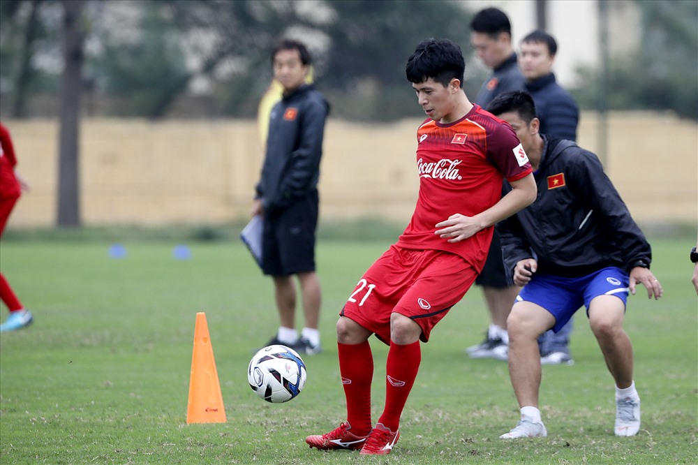 Đình Trọng là cái tên đáng chú ý nhất. Sau hơn 2 tháng rời xa sân cỏ để sang Hàn Quốc phẫu thuật chấn thương, trung vệ Hà Nội đã có mặt tại ĐT U23 Việt Nam.
