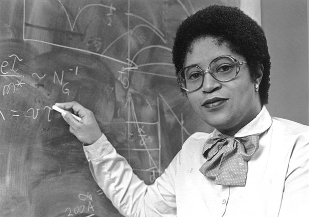  Công nghệ viễn thông: Năm 1973, Shirley Jackson là người phụ nữ da đen đầu tiên tiến hành nghiên cứu các định luật cơ bản để tạo tiền đề cho các nhà khoa học khác phát minh ra điện thoại bấm nút, năng lượng mặt trời, cáp quang và dịch vụ chờ cuộc gọi.