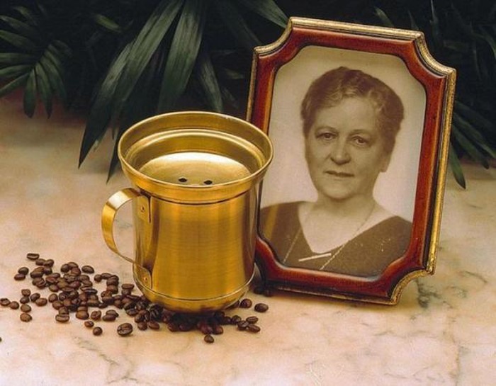 Người sáng tạo ra phin cà phê đầu tiên là Melitta Bentz, bà là người nội trợ sống tại Đức. Khi tìm cách pha một tách cà phê hoàn hảo không có vị đắng khét bà đã sáng tạo ra vật dụng này.  