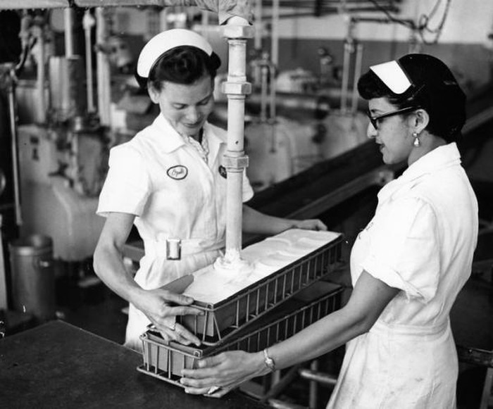 Máy làm kem: Năm 1943, chiếc máy làm kem bằng tay đầu tiên được phát minh bởi Nancy Johnson.  Máy làm kem của bà đươc sáng tạo bởi một thùng gỗ bên ngoài, bên trong là một lõi thiếc. Khi muốn làm kem người ta bỏ đầy đá vào phần giữa thùng gỗ và lõi thiếc. Sau đó quay kem trong lõi thiếc đến khi đạt chất lượng như mong muốn.