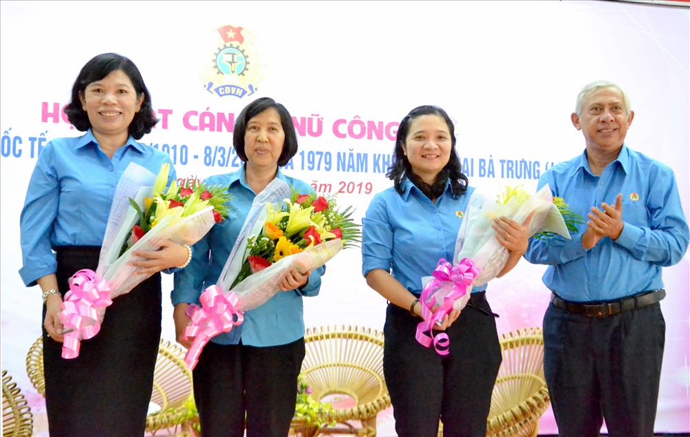 Chủ tịch LĐLĐ An Giang Nguyễn Thiện Phú tặng hoa cho 3 đại biểu tham dự giao lưu. Ảnh: Lục Tùng
