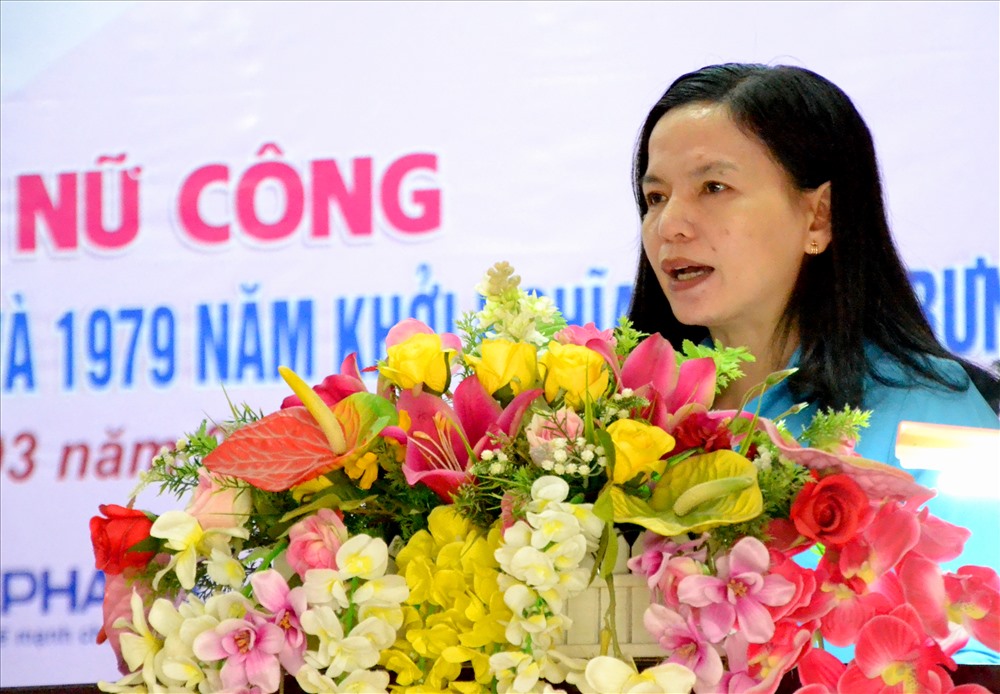 Dịp này, thay mặt lãnh đạo LĐLĐ An Giang, Phó chủ tịch Phan Thị Diễm phát động Phong trào Phụ nữ hai giỏi. Ảnh: Lục Tùng