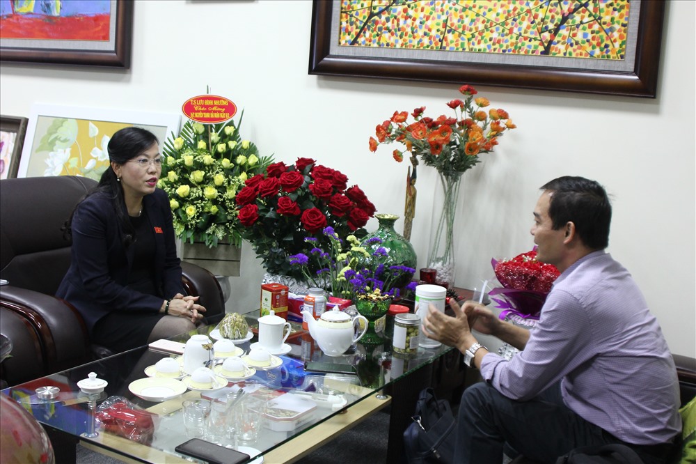 Phóng viên Báo Lao Động trao đổi cùng bà Nguyễn Thanh Hải. Ảnh Hải Vương
