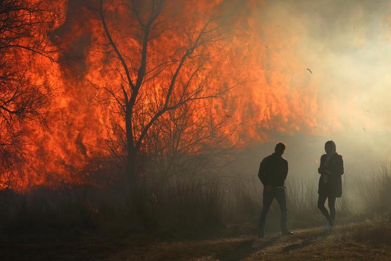 Đám cháy gần làng Ivanovka, Crimea lan rộng quanh những ngọn đồi cỏ khô.