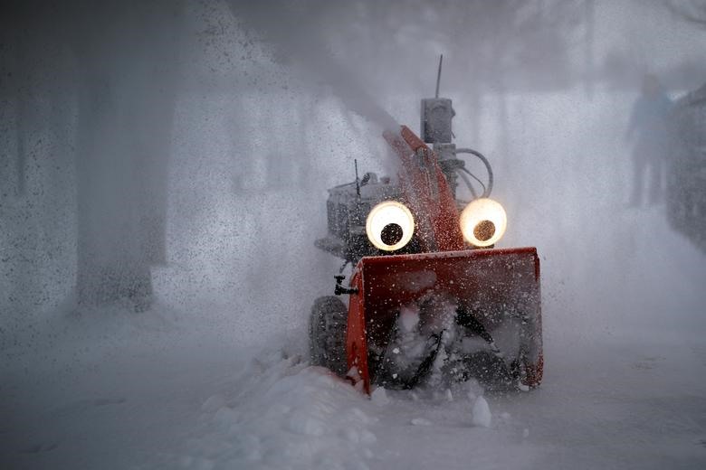 Chomper, máy thổi tuyết bán tự động, điều khiển bằng GPS được thiết kế và chế tạo bởi kỹ sư nghiên cứu từ trường MIT, Dane Kouttron, dọn tuyết sau cơn bão đêm ở Cambridge, bang Massachusetts (Mỹ).