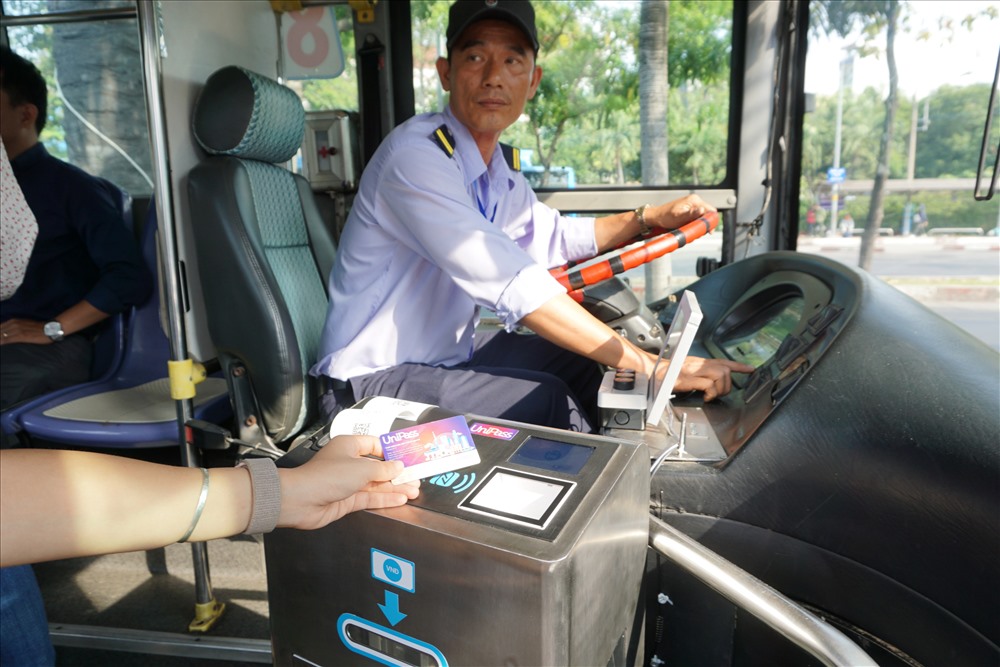 Hà Nội mở tuyến buýt đầu tiên dùng vé điện tử