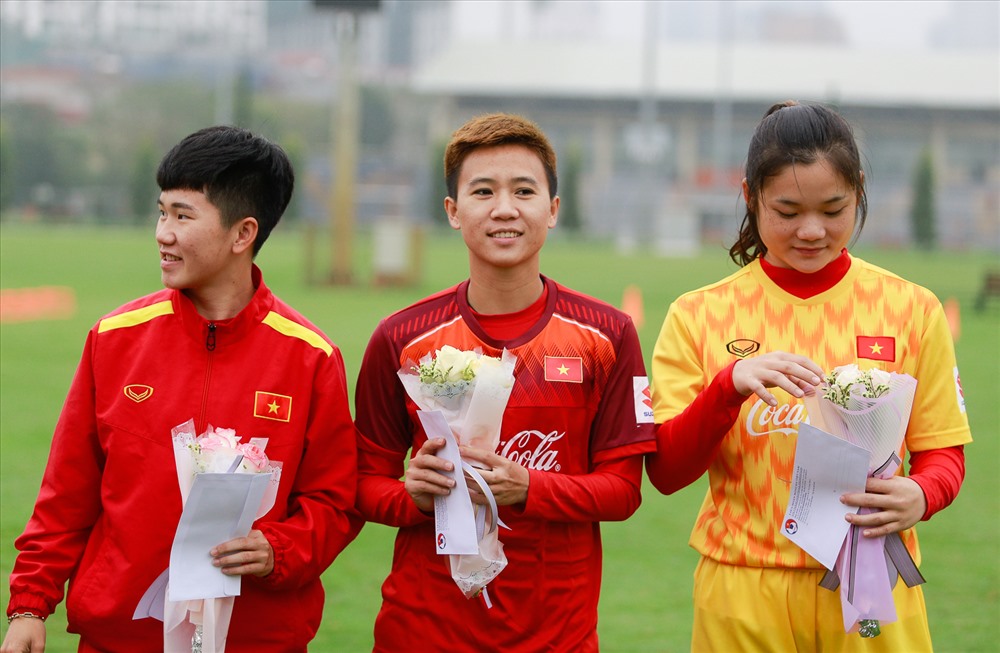Tiền vệ Tuyết Dung (giữa) là cầu thủ nhận được nhiều sự kỳ vọng ở các giải đấu tới. 