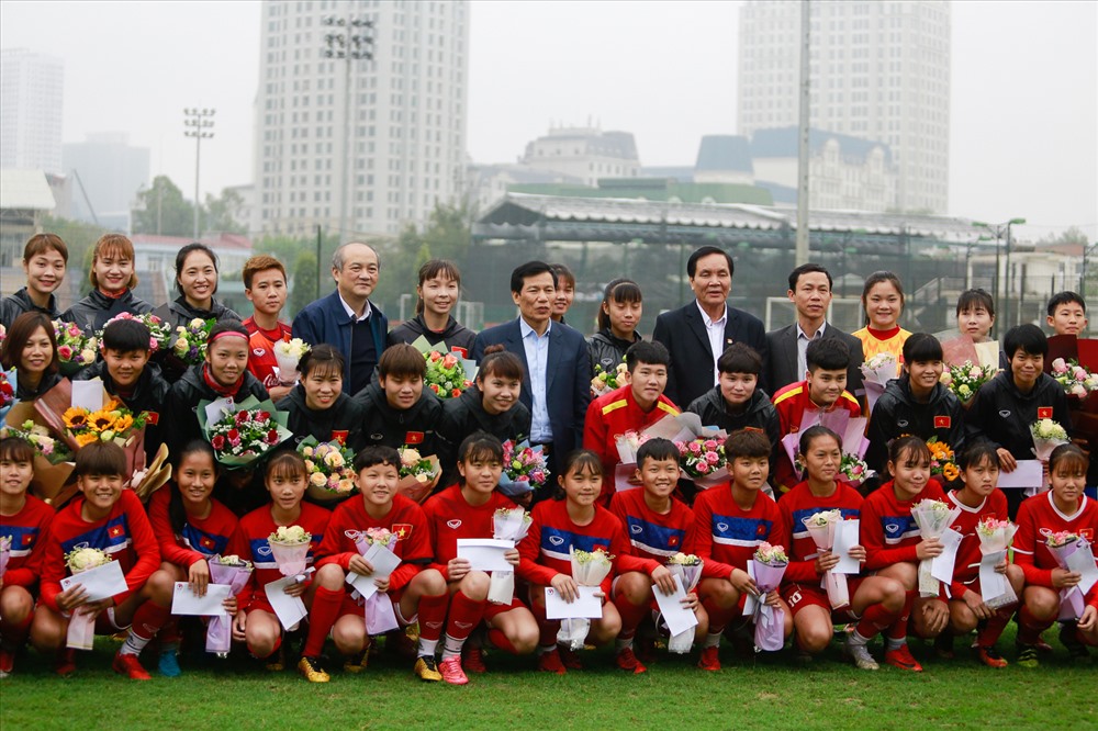 Bộ trưởng Nguyễn Ngọc Thiện chụp ảnh lưu niệm với các cầu thủ. 