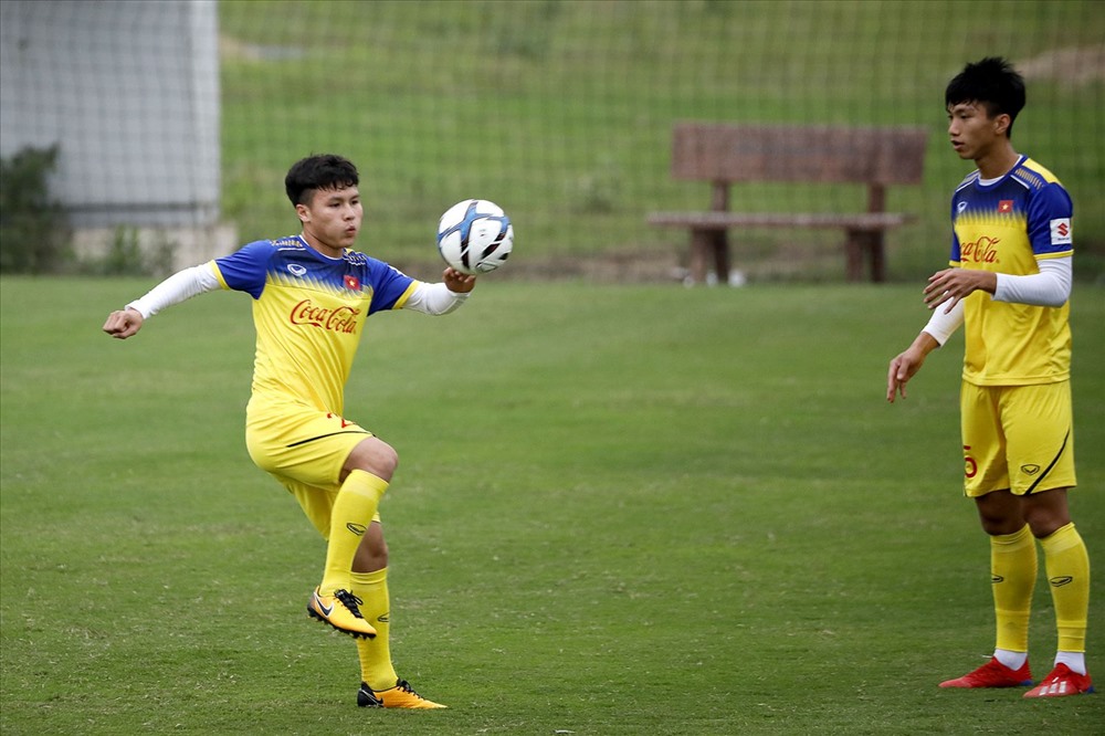 Quang Hải nhận băng đội trưởng U23 Việt Nam dự vòng loại U23 Châu Á. Ảnh VFF