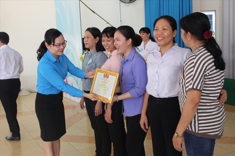 Bà Nguyễn Thị Ngọc Dung, Trưỡng ban Tổ chức LĐLĐ tỉnh Tiền Giang, trao giải I cuộc thi.