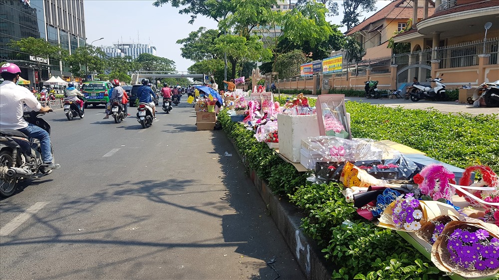 Hoa, quà tặng được bày bán trên đường Nguyễn Văn Cừ cũng thu hút một bộ phận khách hàng trẻ, bình dân. Ảnh: T.S