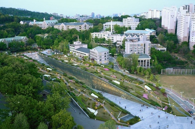 Trường có không gian xanh rộng lớn cùng những tòa nhà kiến trúc nổi bật, trong đó tiêu biểu nhất là khu phức hợp Ewha Campus - công trình có khuôn viên ngầm lớn nhất Hàn Quốc. Ảnh: Dominique Perrault Architecture