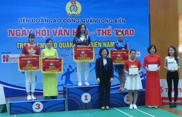Đồng chí Đinh Thị Thu Hương - Phó Chủ tịch UBND quận Long Biên trao các giải dân vũ cho các VĐV. Ảnh: Xuân Trường