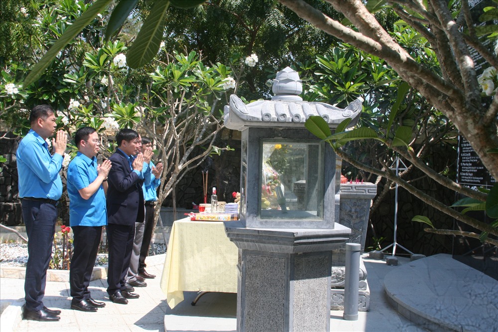 Đoàn công tác của Tổng LĐLĐ Việt Nam dân hương tại khu vực mộ gió Khu tưởng niệm chiến sĩ Gạc Ma. Ảnh: P.L