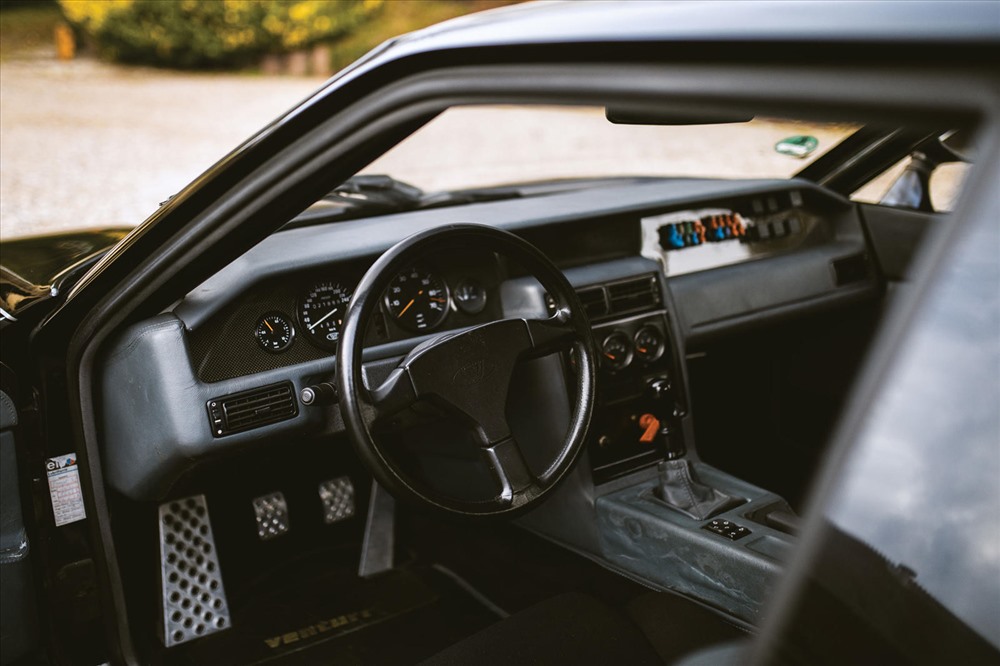 Nếu đã quá quen mắt với nội thất của những chiếc siêu xe hiện đại thì khi nhìn lại nội thất của chiếc Venturi 400 GT này sẽ không khỏi làm chúng ta cảm thấy hụt hẫng.