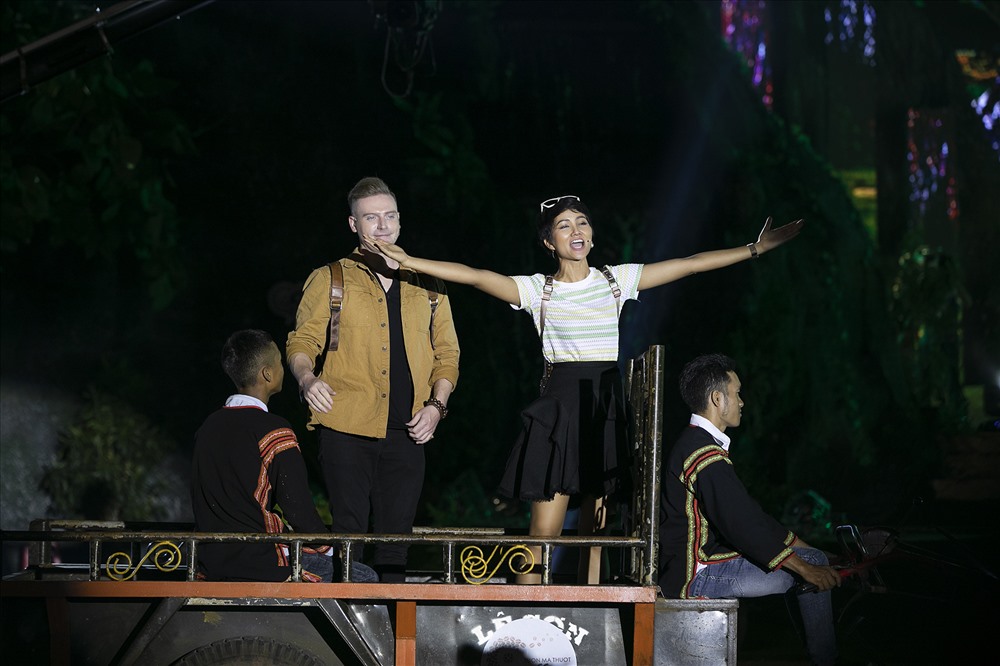Xuất hiện ấn tượng trong buổi tổng duyệt, Đại sứ truyền thông của Lễ hội Cà phê lần 7 - Hoa hậu H’Hen Nie đã cùng nam ca sĩ Kyo York ngồi xe công nông tiến thẳng vào sân khấu.