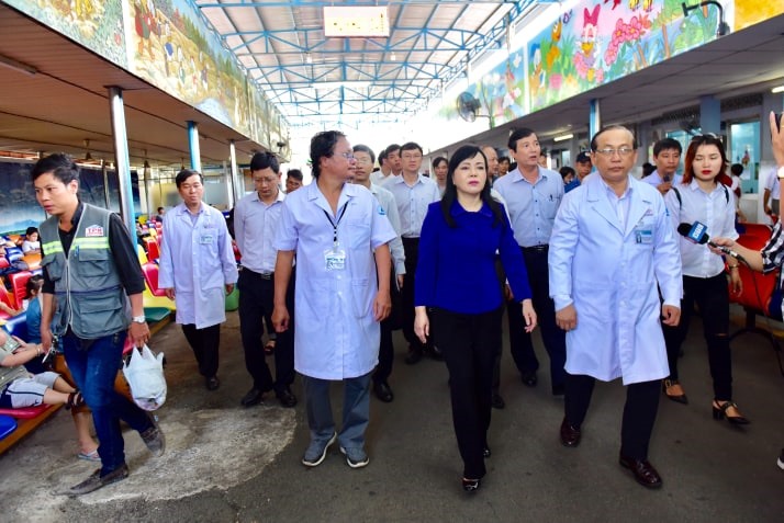 Bộ trưởng Bộ Y tế thị sát tình hình khám chữa bệnh tại Khoa Nhiễm – Thần kinh, Bệnh viện Nhi Đồng 1 