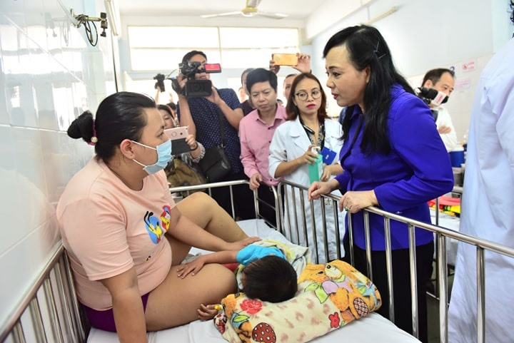 Bộ trưởng Bộ Y tế thăm hỏi bệnh nhi tại Bệnh viện Nhi đồng 1