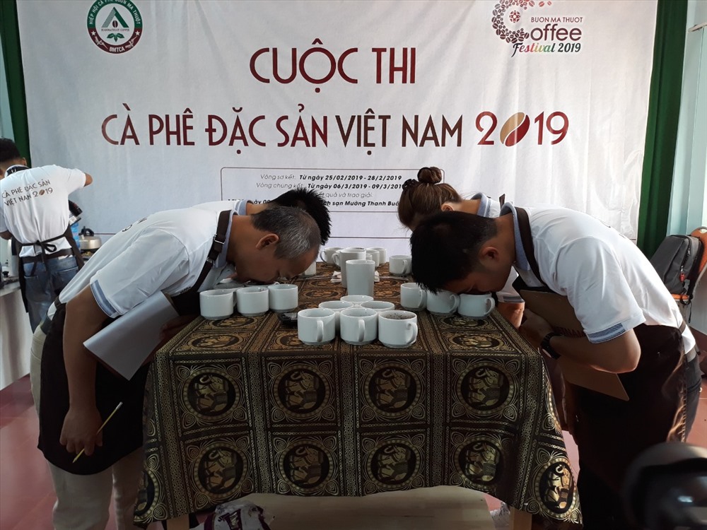 Giám khảo ngửi cà phê trong cuộc thi đặc sản cà phê