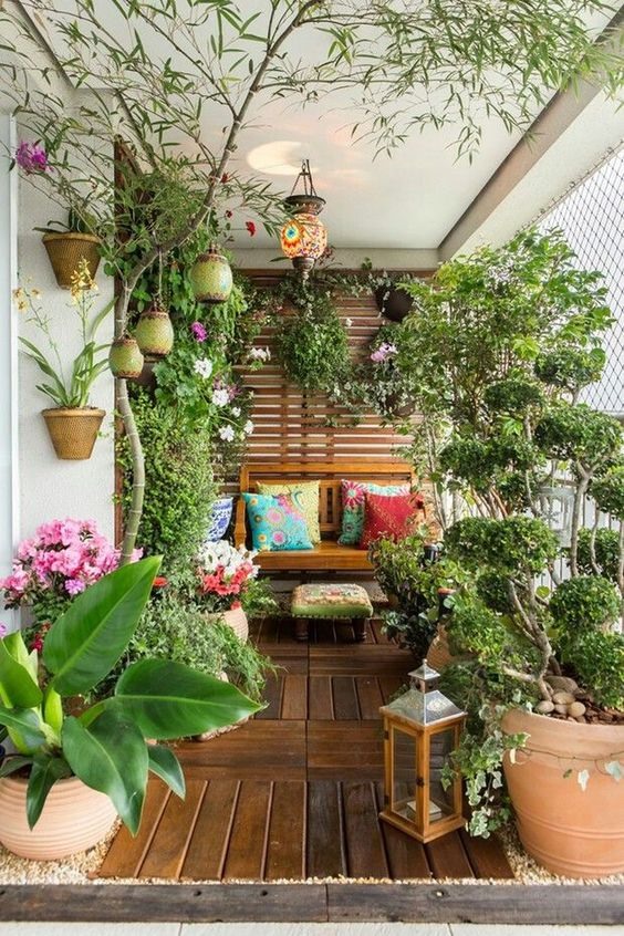 Ý tưởng trang trí ban công bằng thảm màu xanh với cỏ cây hoa lá kết hợp thêm bộ bàn ghế dễ thương đặt giữa không gian ban công xanh mát, là nơi lý tưởng để thưởng thức cafe vào mỗi buổi sáng hay ngắm hoàng hôn lúc chiều tà.