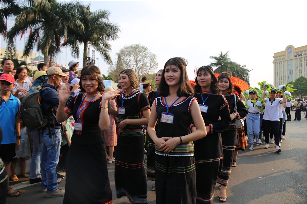 Lễ hội đường phố không thể thiếu phần tham dự của đồng bào các dân tộc Tây Nguyên. Trong ảnh là thiếu nữ Ê Đê trong trang phục truyền thống.