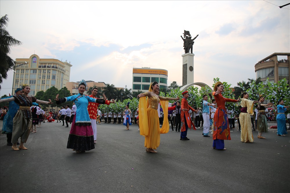 Hàng ngàn vũ công, đoàn ca múa từ khắp nơi, trong các trang phục rực rỡ tham gia lễ hội đường phố.
