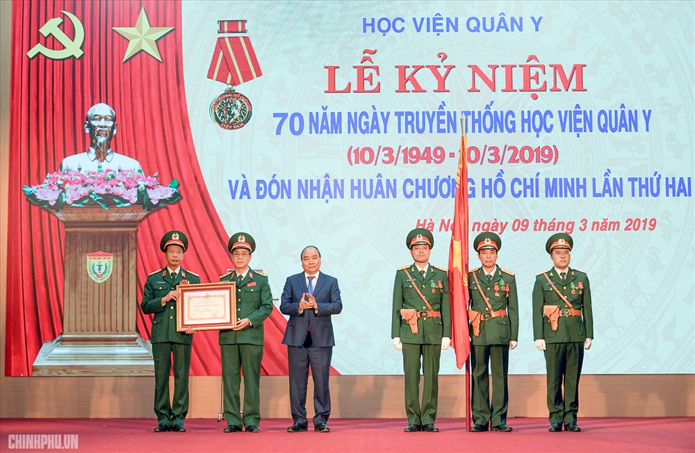 Thủ tướng trao Huân chương Hồ Chí Minh cho Học viện Quân Y. Ảnh: VGP