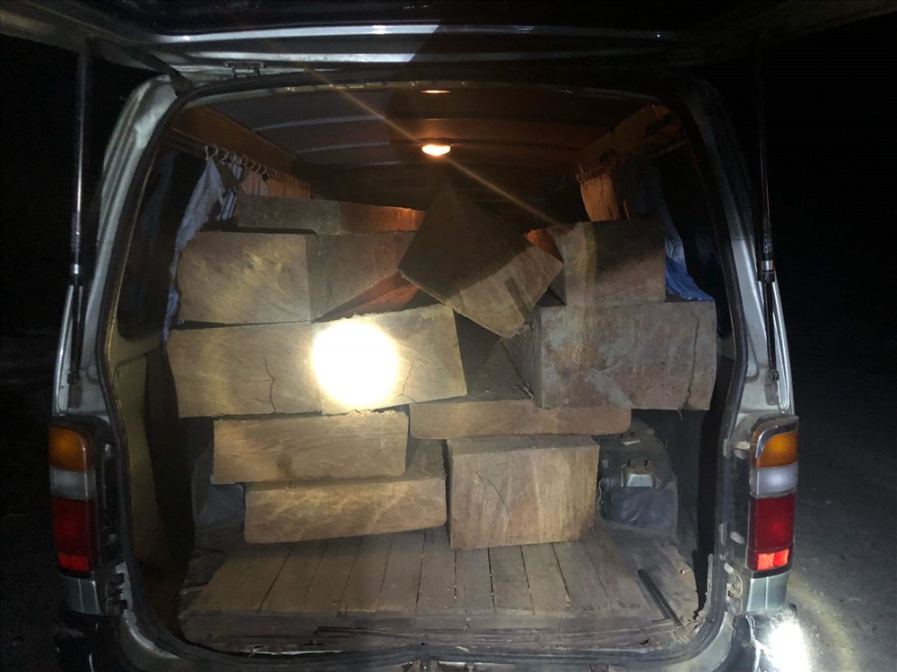 Xe ô tô chở gỗ lậu tại thời điểm bị kiểm tra. Ảnh: CA cung cấp.