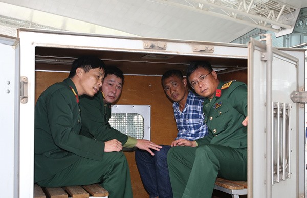 Cơ quan Điều tra hình sự Bộ Quốc phòng dẫn giải bị can Lê Quang Hiếu Hùng về cơ sở giam giữ.  