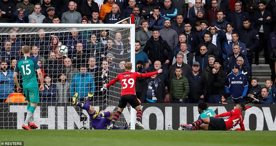 Bàn gỡ hòa 1-1 của Southampton (áo đỏ trắng). Ảnh: Reuters.