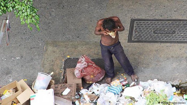 Tại nhiều khu ổ chuột, người nghèo đang bới tung đống rác để tìm lá bắp cải thừa, chanh khô và mẩu thịt bỏ đi để nhét cho đầy bụng đói bởi không còn lựa chọn nào khác.
