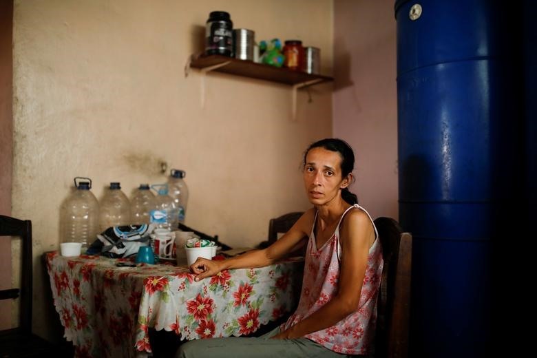 Yaneidi Guzman (38 tuổi Caracas, Venezuela) đã giảm một phần ba trọng lượng của cô trong ba năm qua vì sự sụp đổ kinh tế của Venezuela. Cô là một trong nhiều người Venezuela bị suy dinh dưỡng. Cô hy vọng phe đối lập sẽ thành công trong việc mang được hàng viện trợ nước ngoài vào Venezuela. Ảnh: Reuters.