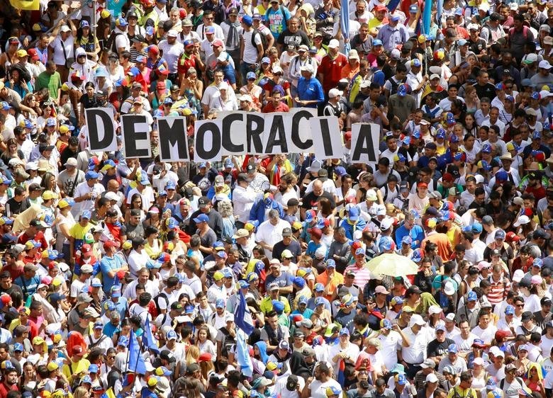 Hàng trăm nghìn người ủng hộ chính phủ cánh tả Venezuela đã xuống đường tuần hành, khẳng định quyết tâm bảo vệ tiến trình cách mạng mà quốc gia Nam Mỹ này đã theo đuổi trong suốt 2 thập kỷ qua. Ảnh: Reuter.