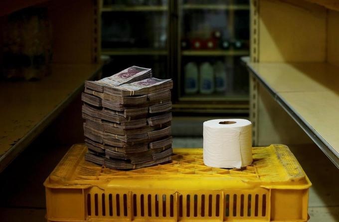 Venezuela đang rơi vào tình trạng siêu lạm phát, khiến người dân nước này thường xuyên phải mang theo cả chồng tiền cao ngất để mua nhu yếu phẩm. Hồi 8.2018, giấy vệ sinh cũng mất đến 2,6 triệu bolivar một cuộn.