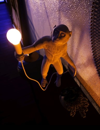 Giá đỡ đèn hình chú khỉ tinh nghịch. 