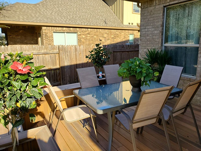 Hành lang nhà là bàn ăn nhỏ để gia đình có thể thay đổi không khí khi cần.   