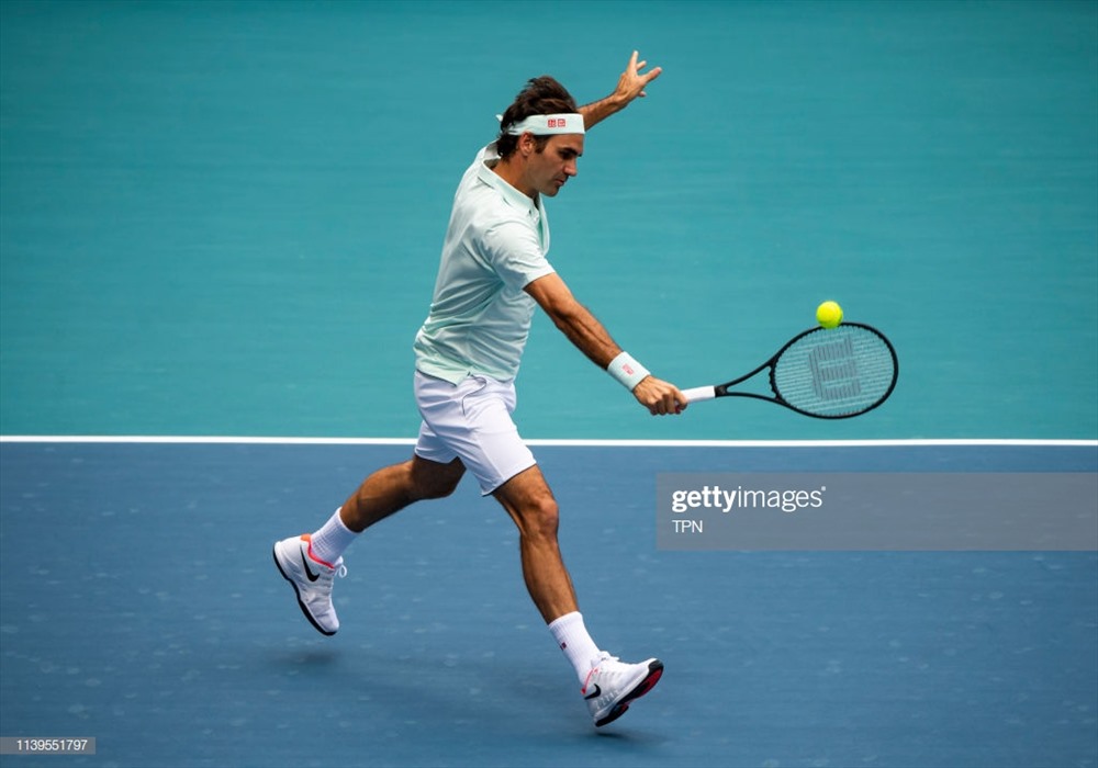 Vũ khí giao bóng của John Isner vô hại trước Federer. Ảnh: Getty.
