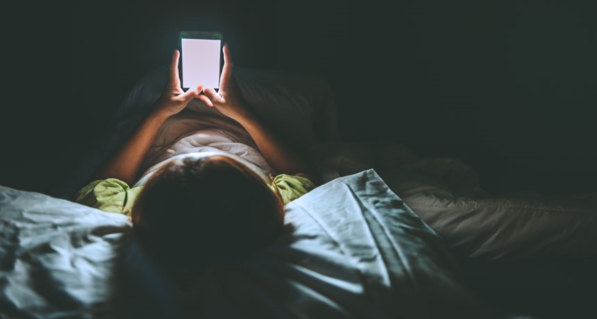 Nhiều người có thói quen thức đêm do nghiện mạng xã hội, điều này gây ảnh hưởng xấu đến giấc ngủ. Ảnh: Kittirat roekburi/ Shutterstock.