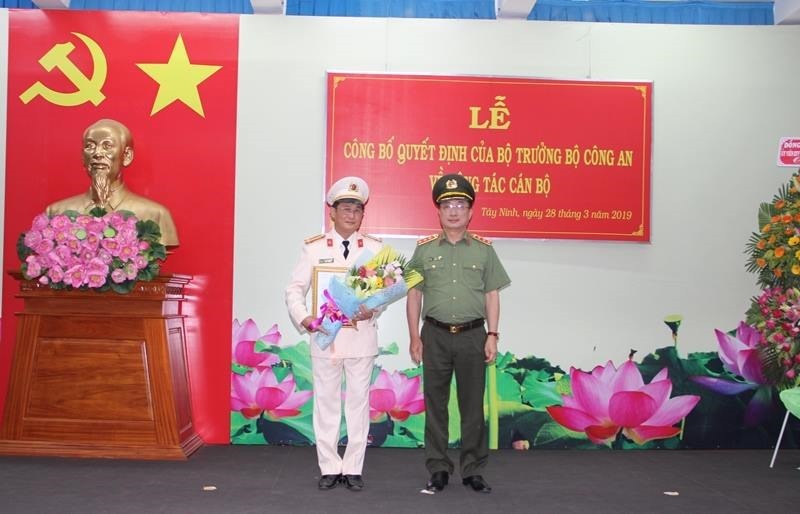 Thượng tướng Nguyễn Văn Thành trao quyết định bổ nhiệm đại tá Nguyễn Văn Trãi giữ chức vụ Giám đốc Công an tỉnh Tây Ninh .