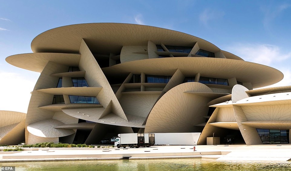 Theo giới chức Qatar, bảo tàng này là nơi ghi dấu lịch sử phát triển của Qatar - từ cộng đồng người Bedouin (người dân du mục gốc Arab) trong quá khứ cho tới một đất nước hiện đại, nhiều năng lượng, cũng như phản ánh sự giàu có và tham vọng lớn của quốc gia này. Ngoài ra, bảo tàng quốc gia này cũng được xem là tuyên ngôn chính trị của người Qatar trong cuộc chạy đua về văn hóa và quyền lực mềm giữa các quốc gia vùng Vịnh.