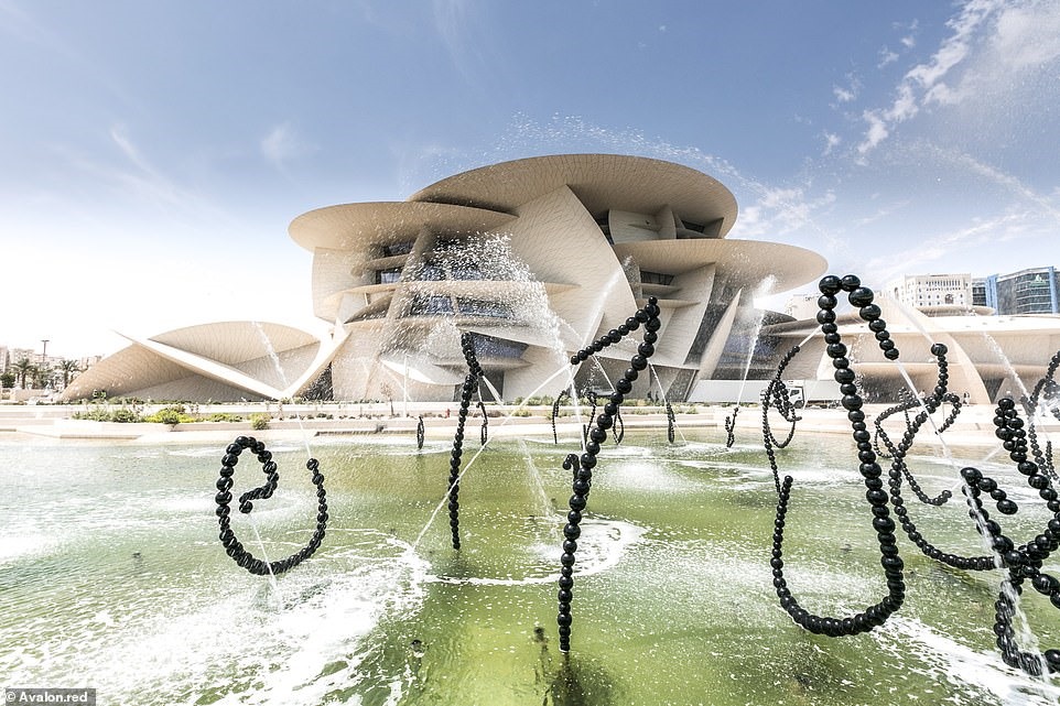 Bảo tàng Quốc gia Qatar là công trình gây chú ý đầu tiên đối với du khách đến Qatar, khi họ di chuyển từ sân bay vào trung tâm thành phố. Dọc lối vào bảo tàng dài 900 mét, với 114 đài phun nước được chạm khắc tỉ mỉ, trong khi mái của bảo tàng trông giống như một trò chơi ghép hình khổng lồ, được tạo thành từ 76.000 tấm panel với 3.600 hình dạng và kích cỡ khác nhau.