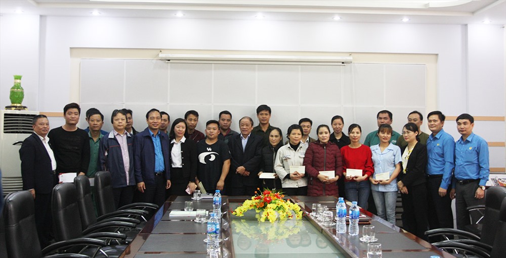 Đoàn công tác của CĐ Công thương Việt Nam tặng quà CNLĐ Cty CP gang thép Thái Nguyên. Ảnh: M.Tuấn