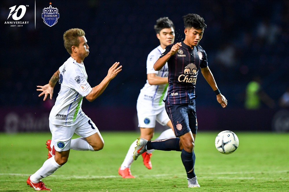 Ở mùa giải này, Suphanat Mueanta thậm chí được ra sân tại AFC Champions League khi Buriram tiếp Jeonbuk Hyundai Motors trên sân nhà ở lượt trận thứ 2. Đây là trận đấu mà tiền vệ tuyển Việt Nam - Lương Xuân Trường cũng phải ngồi trên ghế dự bị.  