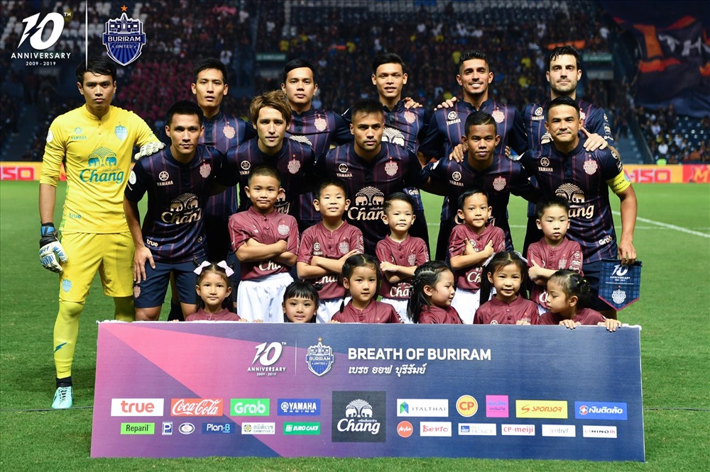 Với sự trở lại của ngôi sao từng khoác áo Bayer Leverkusen - Hosogai Hajime (tóc vàng), cơ hội ra sân của Xuân Trường ở Buriram United đang dần thấp đi. Từ khi tiền vệ người Nhật Bản trở lại thi đấu, Buriram United liên tiếp giành chiến thắng và vươn lên dẫn đầu Thai League 2019 sau 5 vòng đấu.