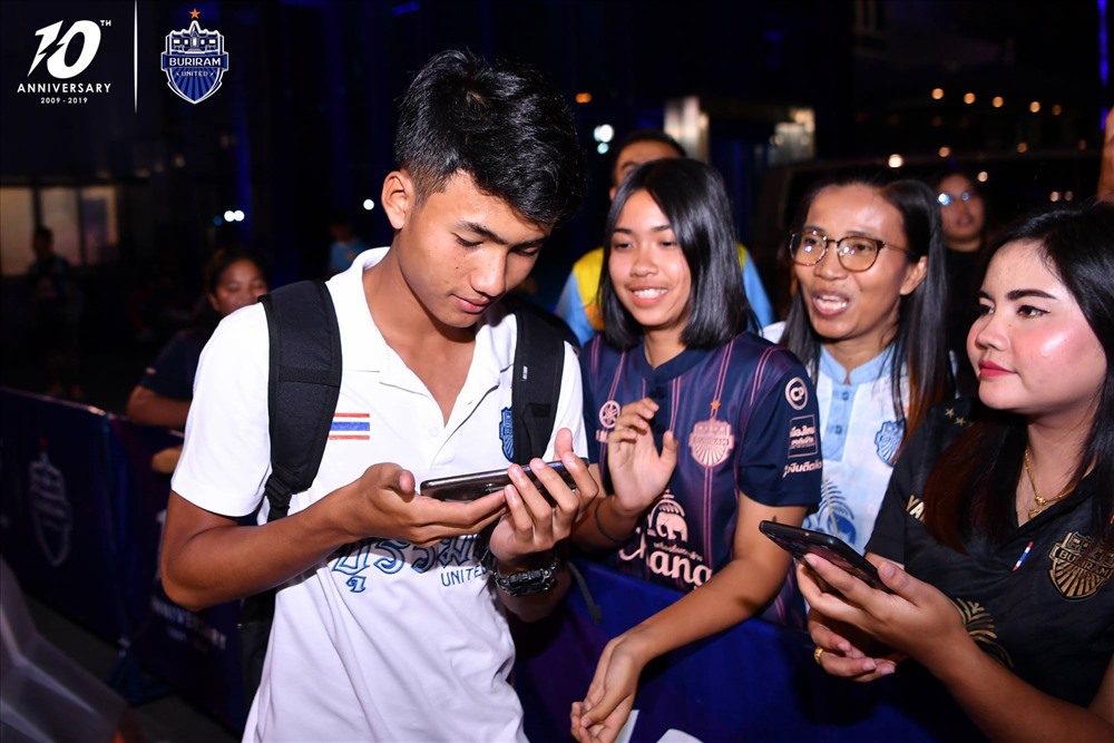 Ngoài đàn anh Supachai, thần đồng Suphanat Mueanta cũng rất được CĐV Incheon Unted yêu quý. Chân sút sinh năm 2002 từng lập cú đúp giúp Buriram United hạ gục Air Force Central 5-0 để vô địch lượt đi Thai League 2018. Đáng chú ý, cú đúp cho Buriram United vào ngày 26.5.2018 giúp Suphanat trở thành cầu thủ trẻ nhất ghi bàn trong lịch sử Thai League, khi mới 15 tuổi, 9 tháng và 22 ngày. 