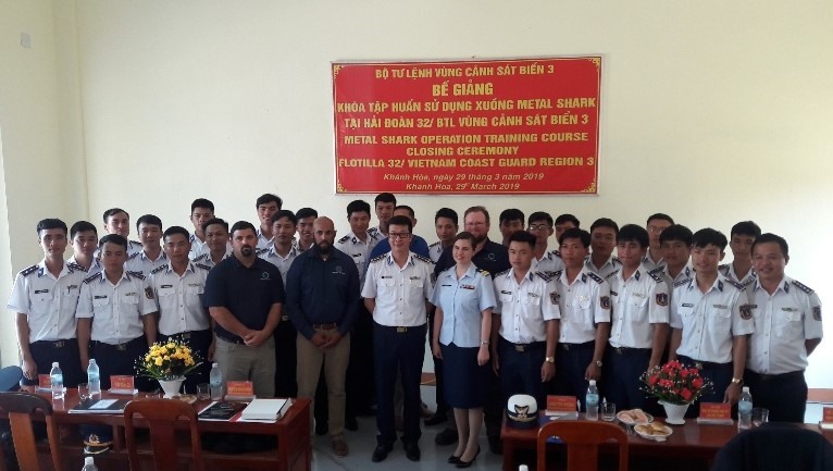 Học viên thuộc Vùng Cảnh sát Biển 3 Việt Nam tốt nghiệp khóa tập huấn cơ bản về sử dụng xuồng Metal Shark hôm 29.3. Ảnh: ĐSQ Mỹ