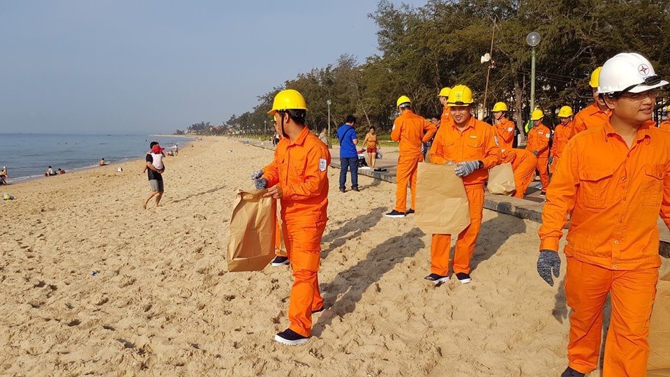 Công nhân Điện lực Bình Thuận thu gom túi ni long, rác thải…góp phần giữ sạch bãi biển Đồi Dương