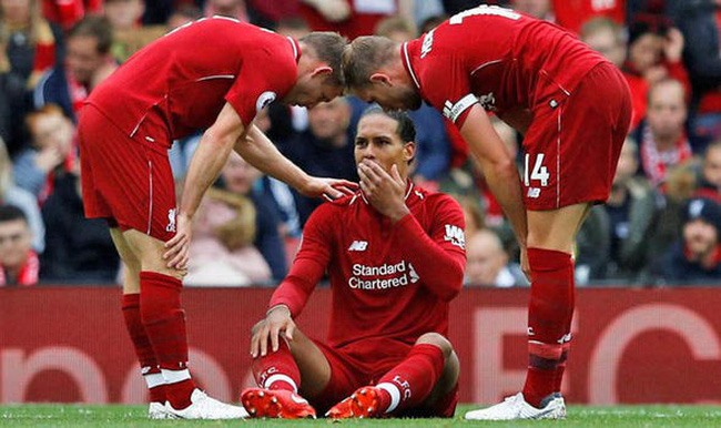 Van Dijk chấn thương trong trận Liverpool gặp Tottenham. 