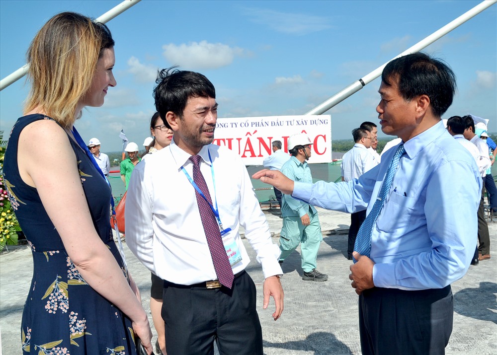 Ông Nguyễn Văn Dương (bìa phải) trao đổi với đại biểu nước ngoài tại buổi lễ hợp long cầu Cao Lãnh. Ảnh: Lục Tùng